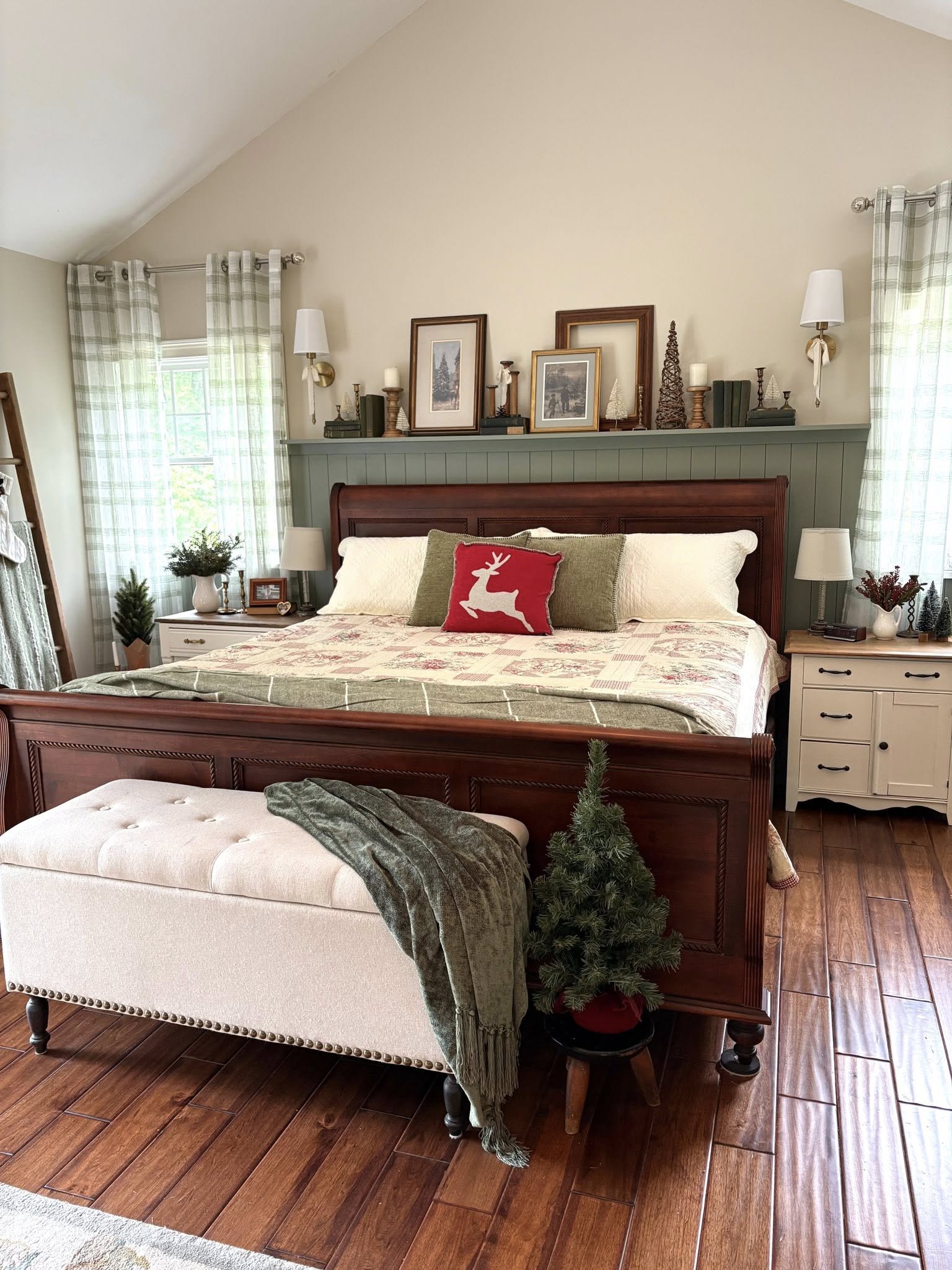Cozy Christmas Bedroom Decorating Ideas You’ll Love - Life on Kaydeross ...